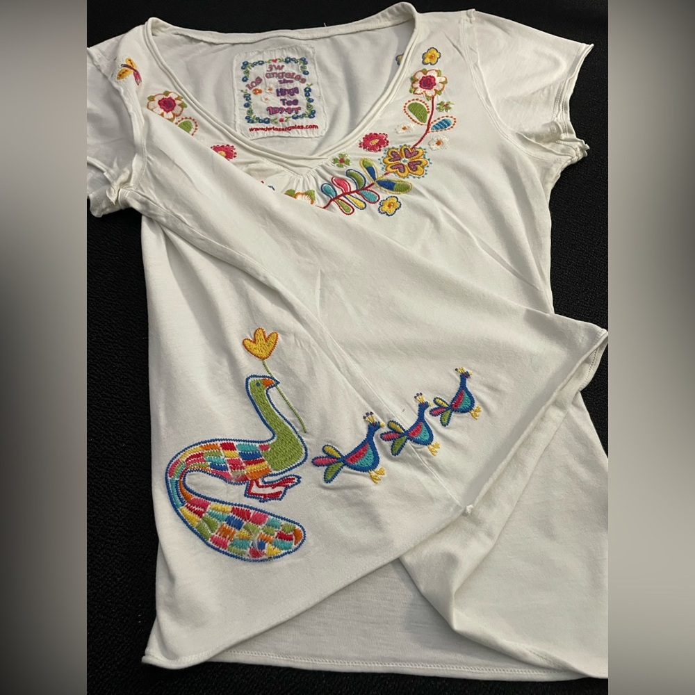Johnny Was white v-neck Hinga tee w/ peacock & floral embroidery sz M (?) - Picture 4 of 9